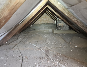 Zateplení stropu rodinného domu pomocí foukané izolace